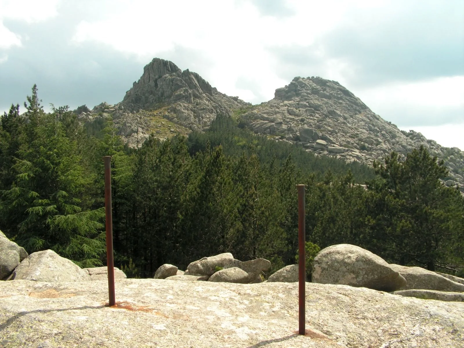 Le cime granitiche del Monte Limbara viste dal bosco