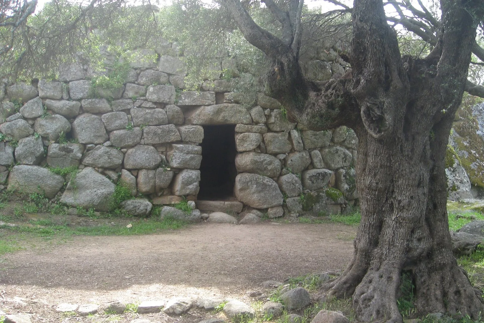 L'ingresso in blocchi di pietra di un nuraghe in Sardegna