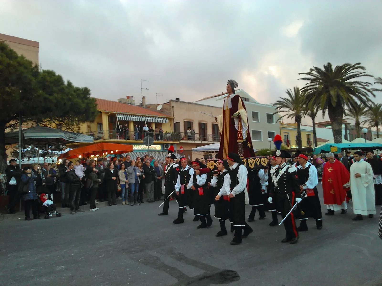 Processione religiosa in Sardegna con fedeli in abito tradizionale