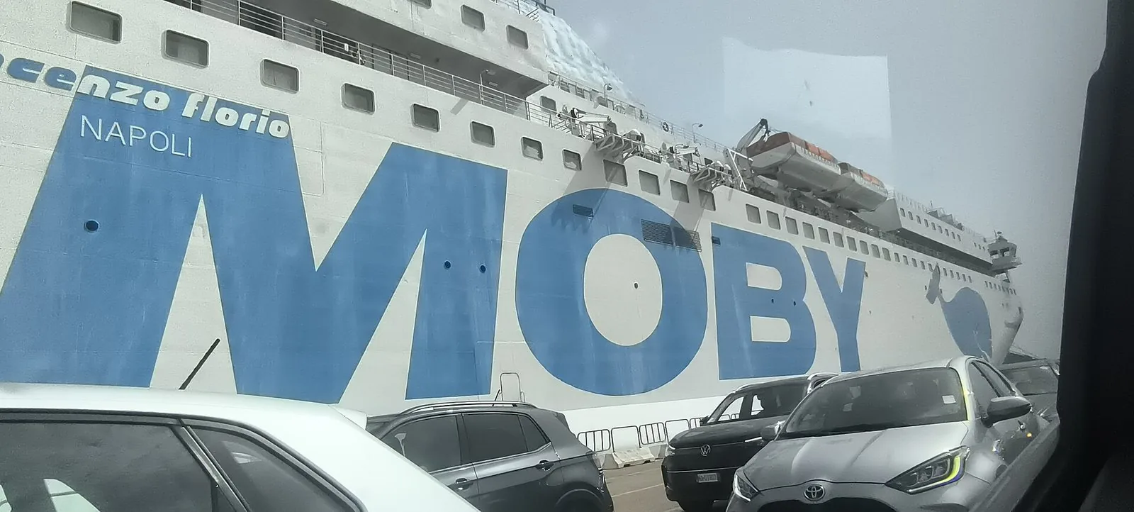 Un traghetto ormeggiato nel porto di Olbia
