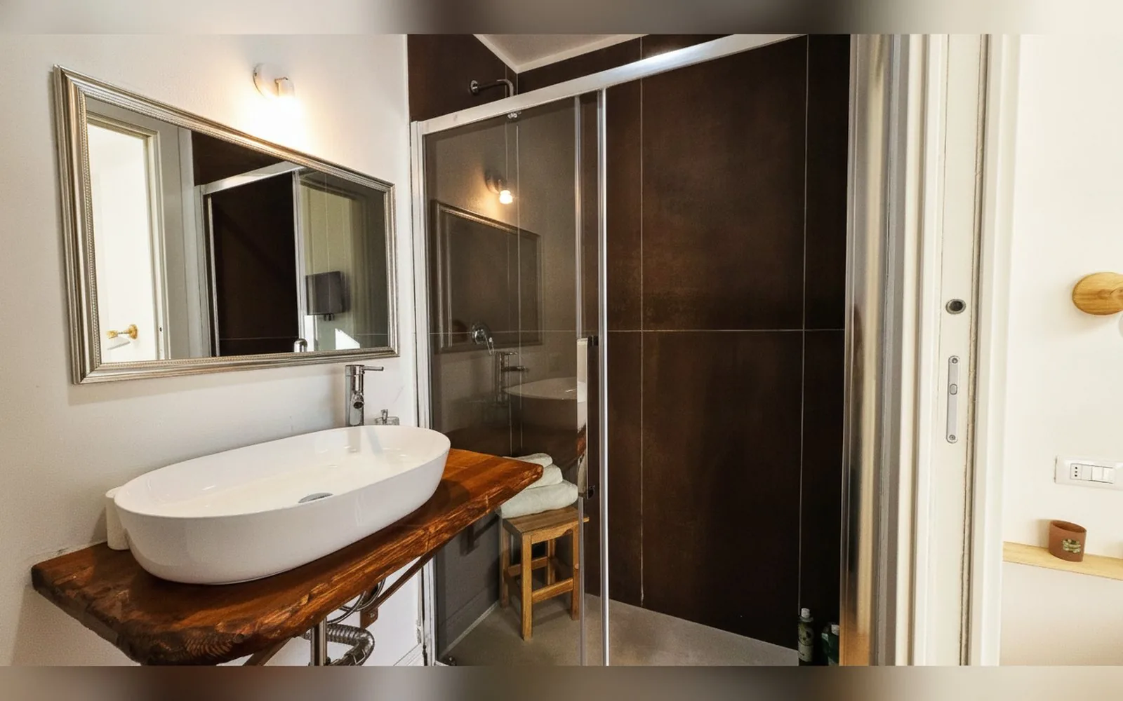 CAMERA MATRIMONIALE CON BAGNO PRIVATO &mdash; dettaglio